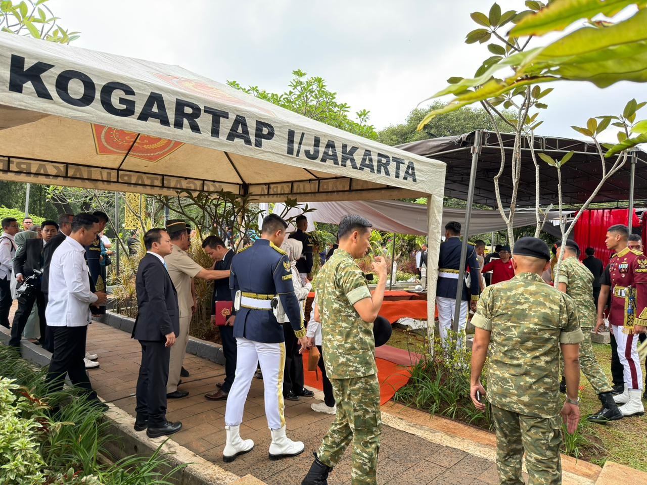 Try Sutrisno Dimakankan di TMP Kalibata, Berdekatan dengan BJ Habibie dan Ani Yudhoyono. (Foto: MNC Media)