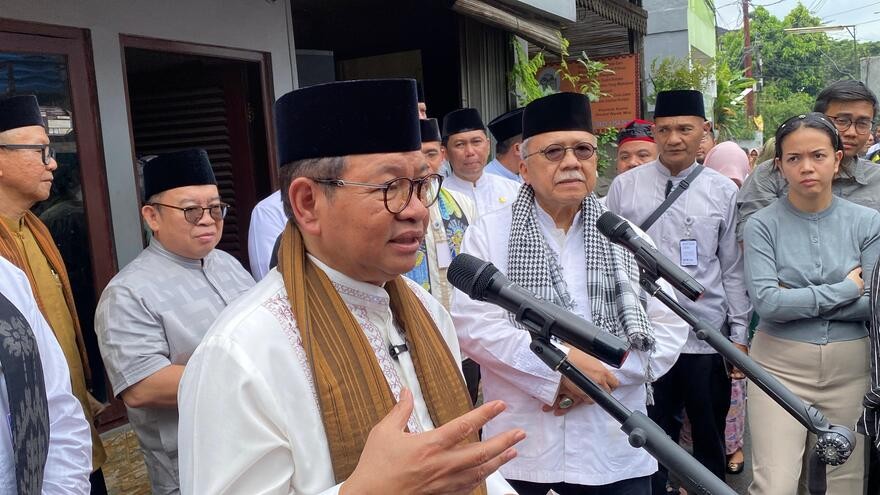 Viral Aksi Penempelan Stiker QR Code Judol, Pramono Minta Satpol PP Ambil Tindakan. (Foto: MNC Media)