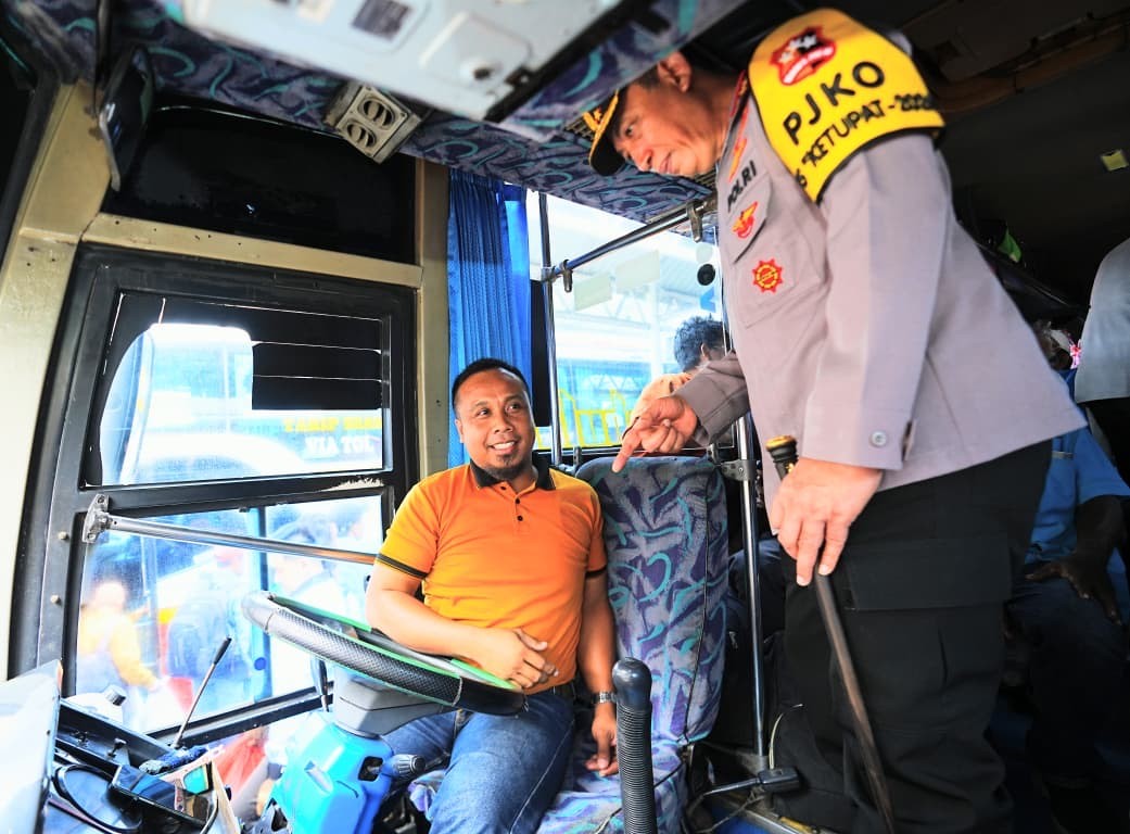 Tinjau Terminal Purabaya, Kapolri Imbau Sopir Bus Jaga Keselamatan Penumpang. (Foto: Polri)