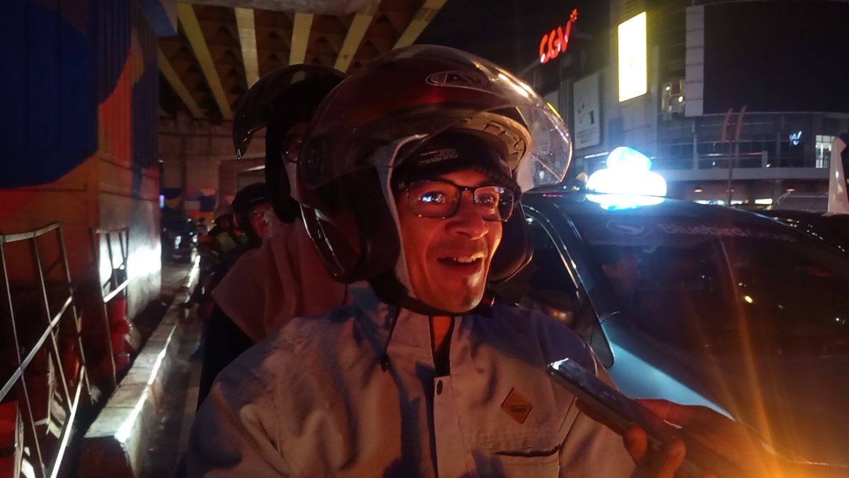 Pemudik Motor Mulai Terlihat di Kalimalang Bekasi pada H-5 Idulfitri. (Foto: Jonathan Simanjuntak/iNews Media Group)