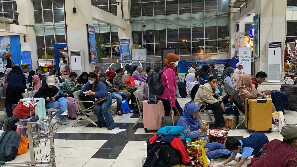 Hampir 3.000 Pemudik Tinggalkan Jakarta Lewat Terminal Pulo Gebang Malam Ini. (Foto: iNews Media Group)