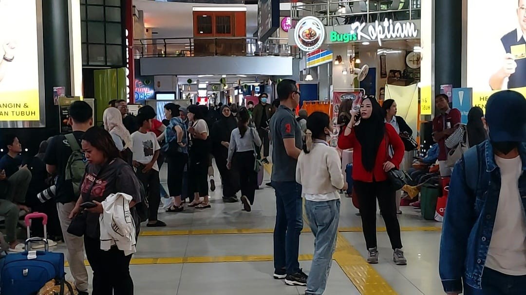 Stasiun Gambir Mulai Dipadati Pemudik Jelang Lebaran (FOTO:Dok Felldy)