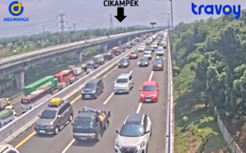 Ada Kecelakaan Beruntun di Jalan Layang MBZ KM 46, Lalu Lintas Arah Cikampek Tersendat (Foto: Jasa Marga)