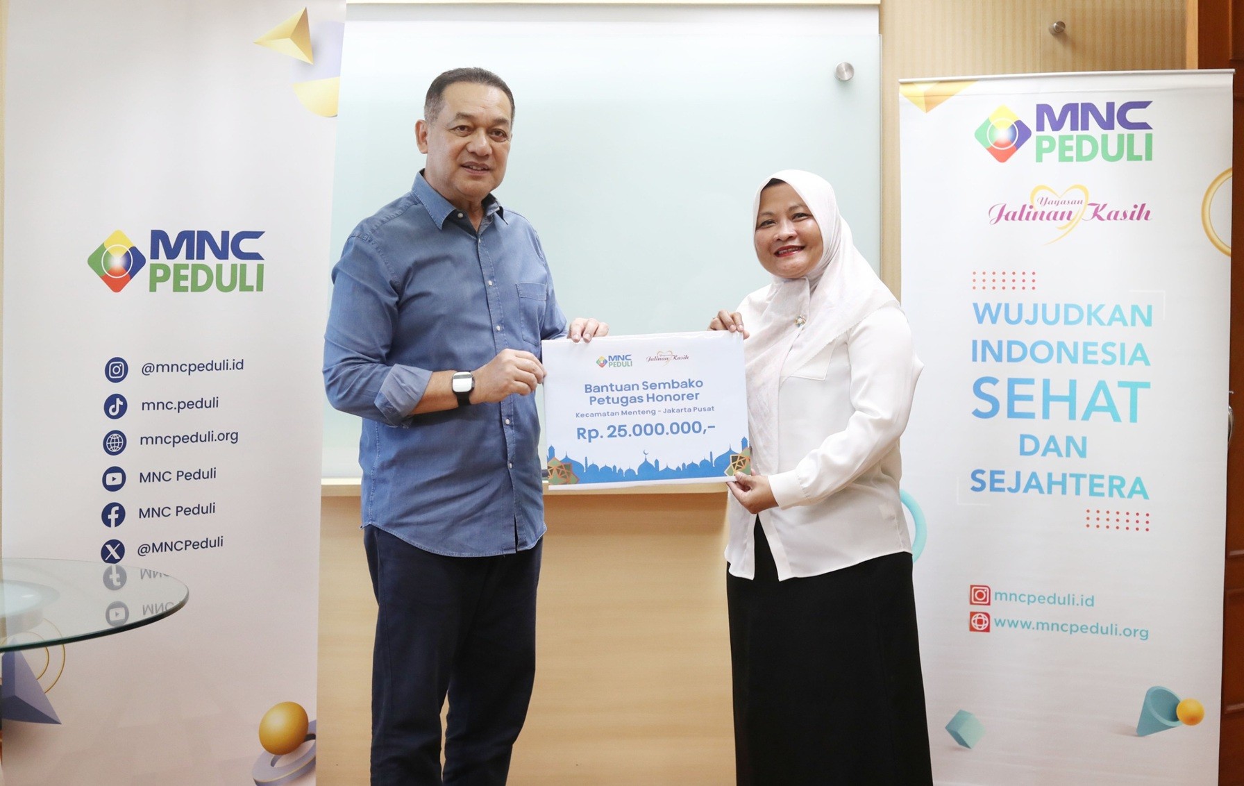 MNC Peduli Salurkan ZIS dan Bantuan Sembako kepada Petugas Honorer Kecamatan Menteng. (Foto Aziz Indra/IMG)