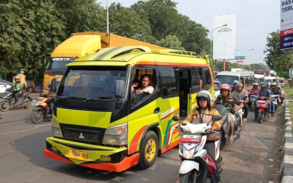 One Way Tol Cikatama-Brebes Diberlakukan, Jalur Arteri Cirebon Arah Jakarta Padat (Foto: Mei Sada Sirait/iNews Media Group)