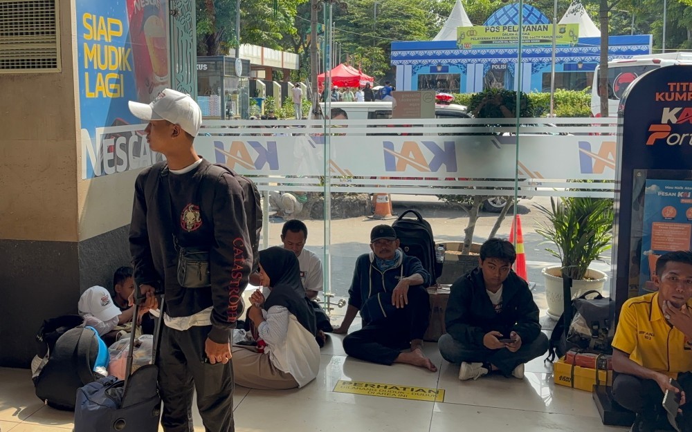 Pantauan Mudik di Stasiun Pasar Senen Terkini, Penumpang Pilih Lesehan sambil Menunggu Kereta