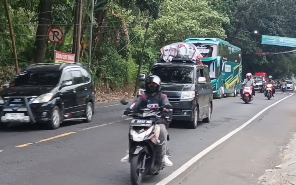 Macet Nyaris 2 Km, Polisi Berlakukan One Way 30 Menit di Lingkar Gentong-Simpang Sukamantri (Rohman Wibowo/iNews Media Group)