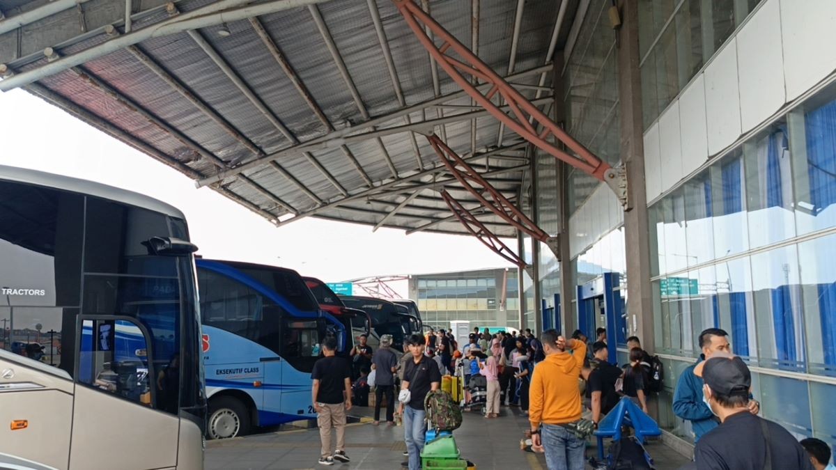 Terminal Pulo Gebang Berangkatkan 122 Bus dengan 1.300 Pemudik hingga Siang Ini. (Foto: iNews Media Group)