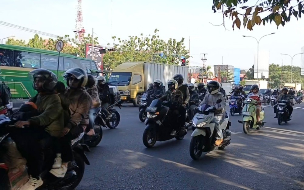 Jelang Lebaran, Jalur Pantura Cirebon Dipadati Pemudik Motor