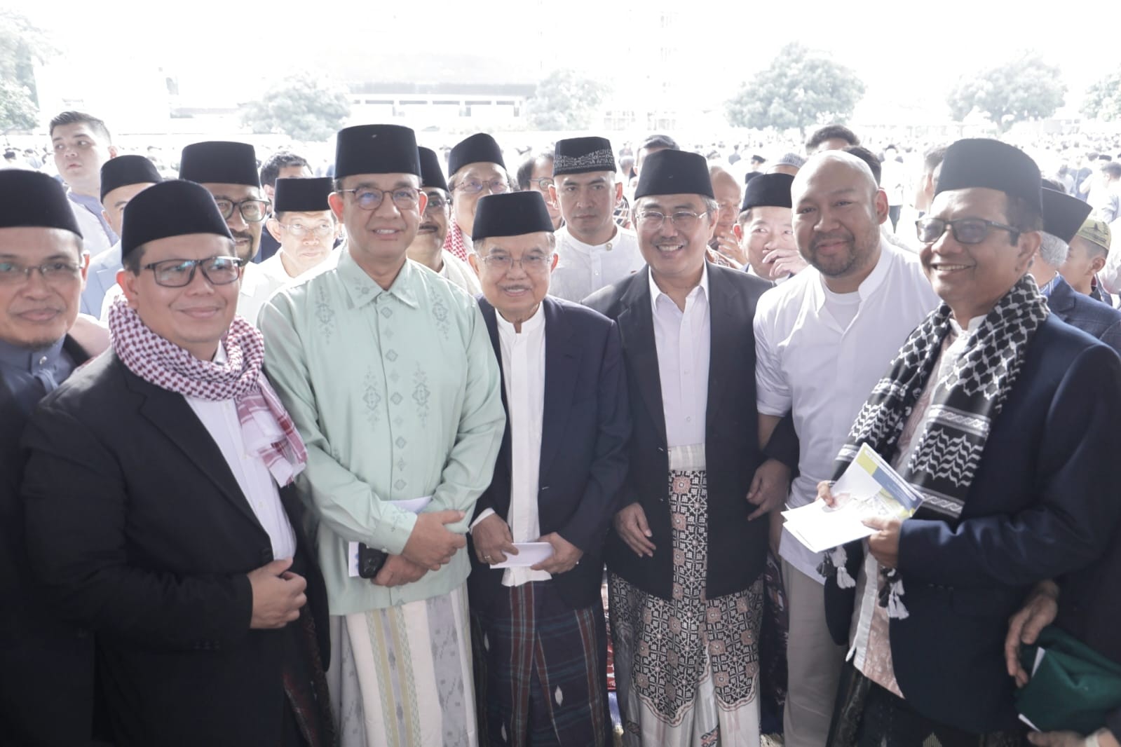 Momen Jusuf Kalla, Anies Baswedan, dan Mahfud MD Salat Id Bersama di Masjid Al-Azhar. (Foto: MNC Media)