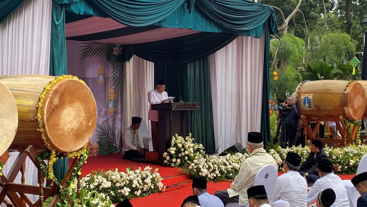 Khatib di Balai Kota, Mar’uf Amin Sebut Islam Bagun Kesalehan Sosial Lewat Zakat. (Foto: Air Sandirita/iNews Media Group)
