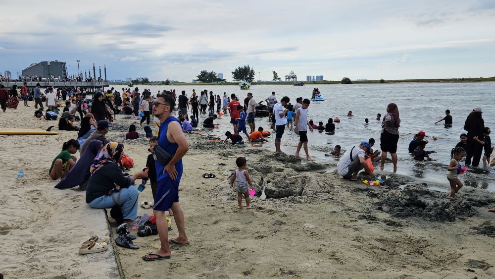 Pantai Ancol Dipadati Wisatawan di H+2 Lebaran, Akses Masuk Sempat Macet. Foto: iNews Media Group.