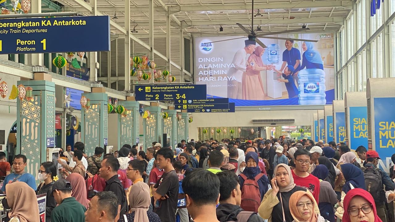 Jelang Akhir Libur Lebaran 2026, Ribuan Orang Masih Mudik Keluar Jakarta Naik Kereta. (Foto: MNC Media)