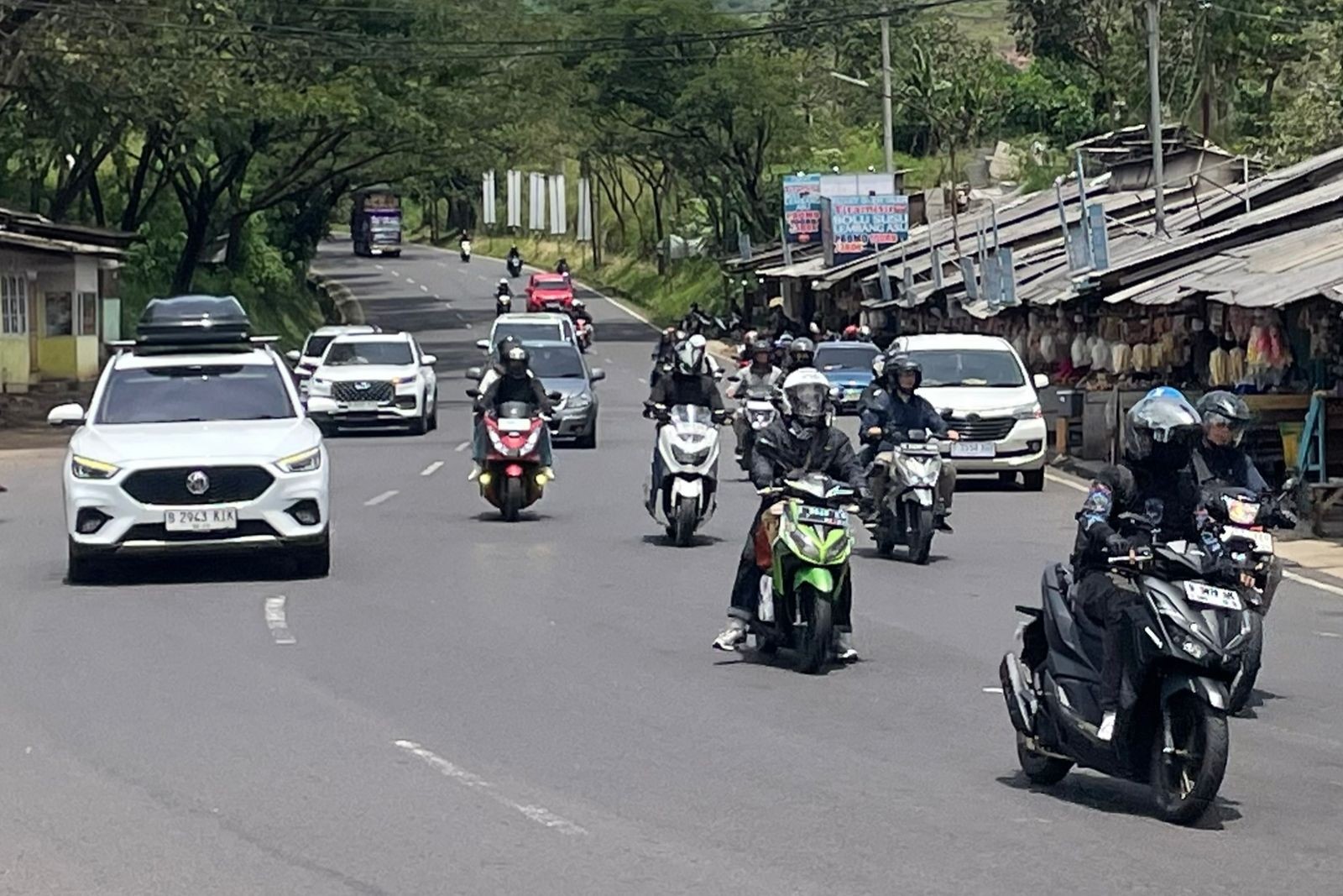 Arus Balik Mulai Meningkat, Jalur Nagreg dan Pantura Cirebon Mulai Dipadati Kendaraan. (Foto: MNC Media)