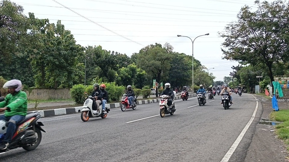 H+5 Lebaran 2026, Arus Balik di Jalur Pantura Cirebon Didominasi Pemudik dengan Motor. (Foto: MNC Media)