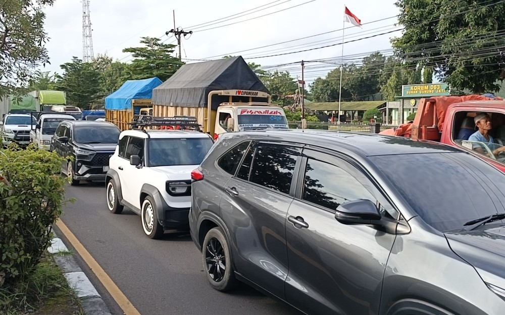 Ada Pembatasan Masuk Tol dan One Way, Antrean Truk dan Bus Mengular di Pantura Cirebon (Mei Sada/iNews Media Group)