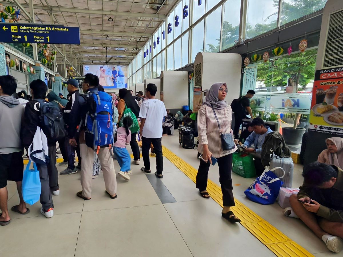 Arus Balik Padat di Stasiun Senen, Kedatangan Penumpang Tembus 18 Ribu Orang Sehari. (Foto: Yuwantoro Winduajie/iNews Media Group)