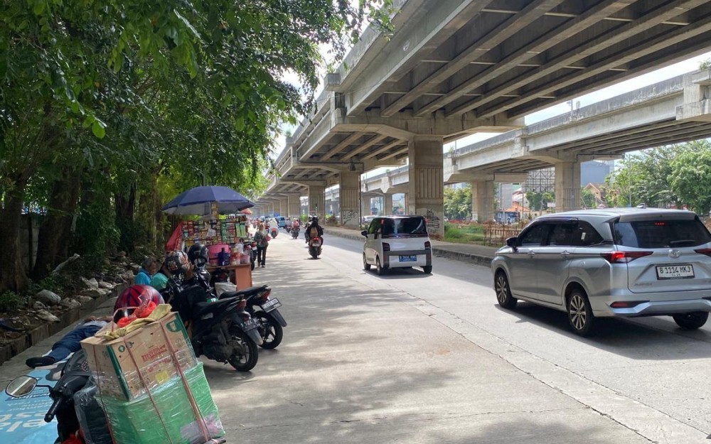 Arus Balik Mudik Lebaran: Jalur Kalimalang Ramai Lancar, Pemudik Pakai Trotoar untuk Istirahat (Danandaya Arya P/iNews Media Group)