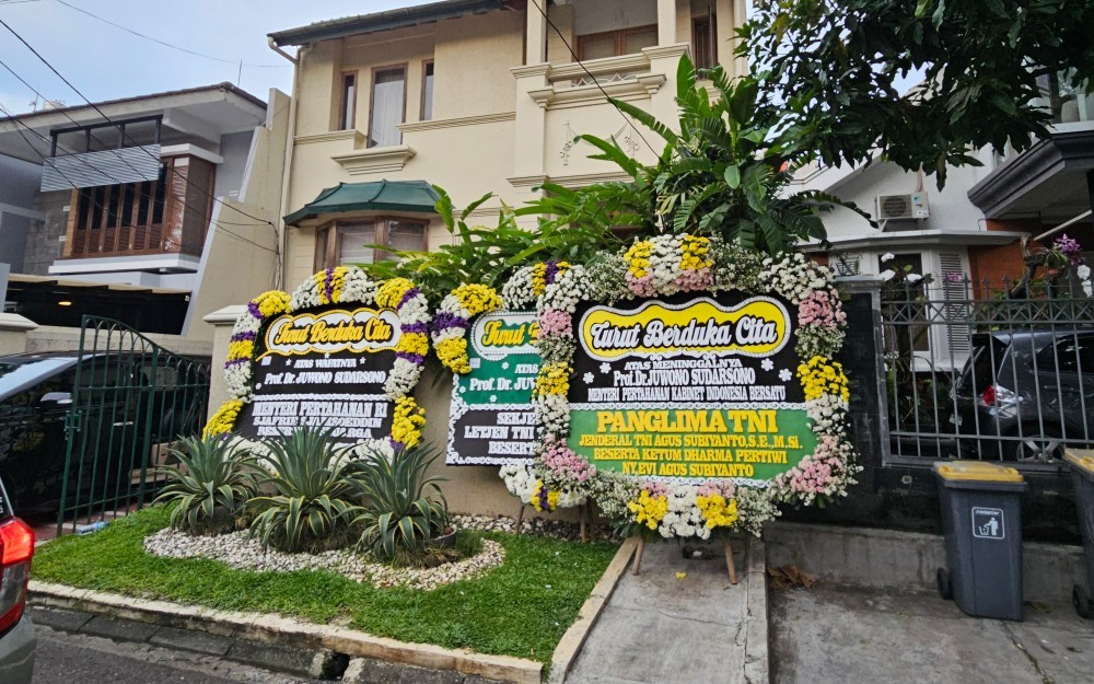 Karangan Bunga Berjajar di Rumah Duka Mantan Menhan Juwono Sudarsono