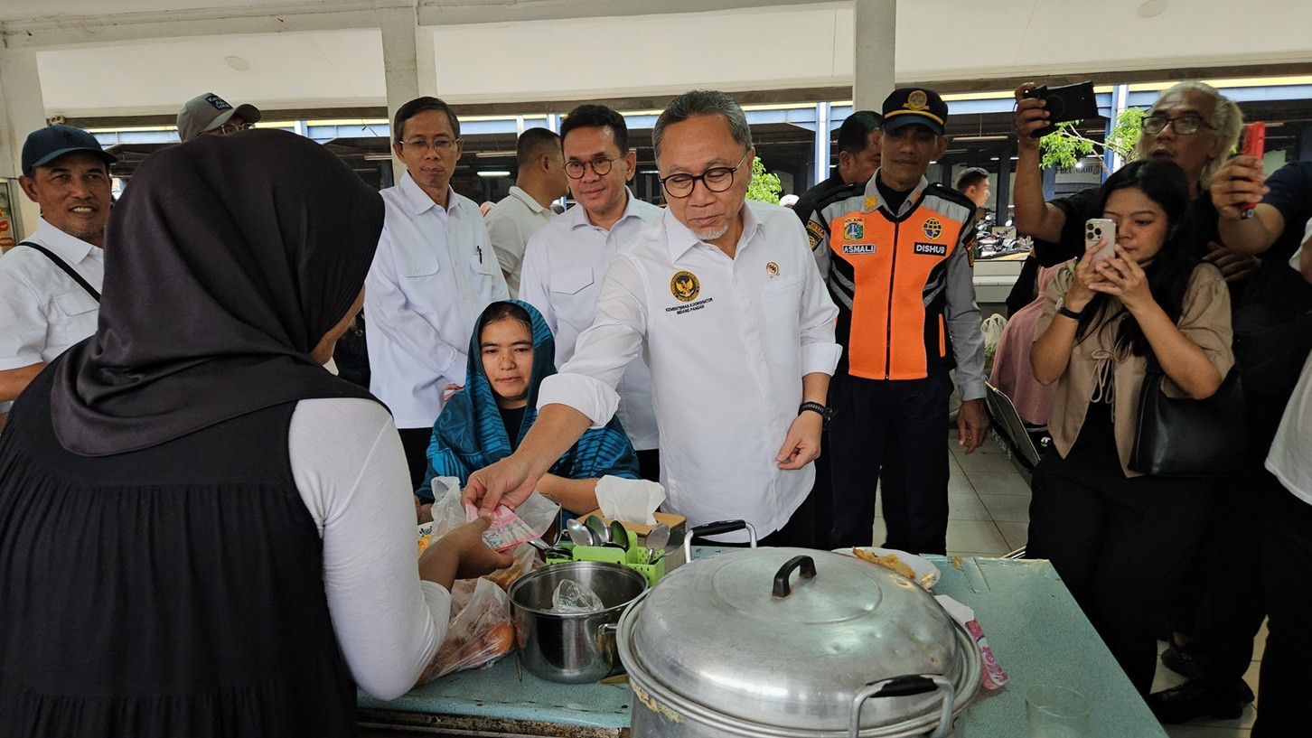Pedagang Pusing Harga Plastik Naik Drastis, Zulhas Beberkan Penyebabnya. (Foto Yuwantoro/IMG)