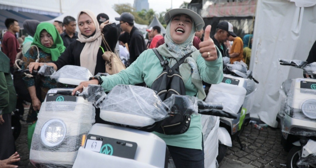 Begini Ungkapan Gembira Warga Dapat Doorprize Motor Listrik di Pasar Murah Pemerintah (FOTO:Dok Ist)