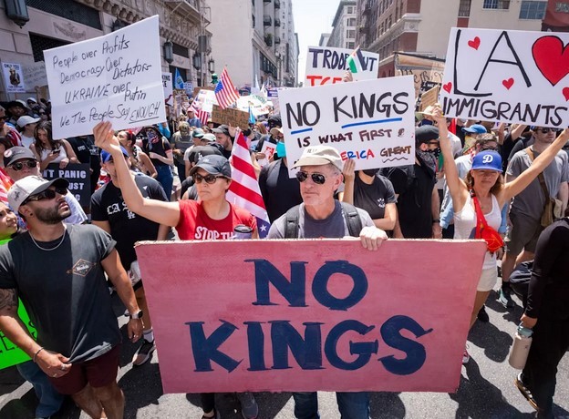 Gelombang Protes No Kings Guncang AS, Demonstran Protes Kebijakan Trump. Foto: Yahoo.