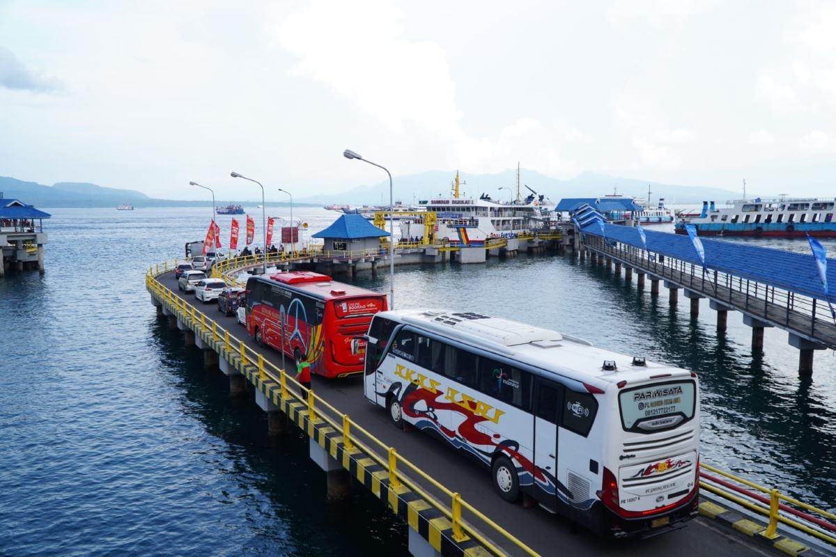 Antrean Kendaraan Capai 5,8 Km, ASDP: Penyeberangan Ketapang-Gilimanuk Tetap Berjalan. (Foto: iNews Media Group)