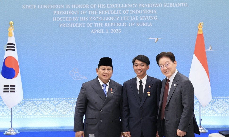 Ikut Bangga, Prabowo Puji Aksi Sugianto yang Selamatkan Lansia Korsel dari Kebakaran. (Foto: Setkab)