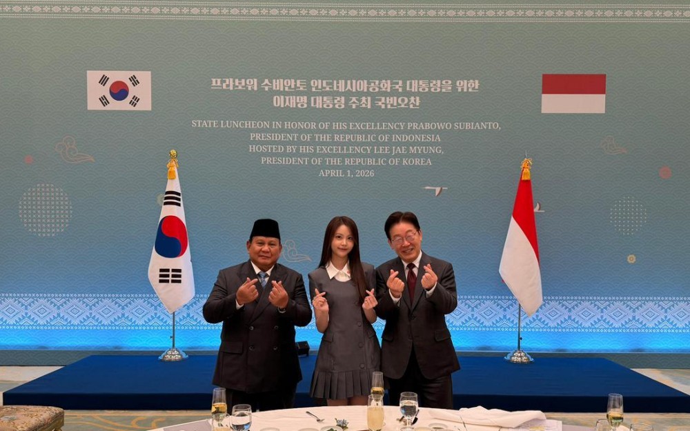 Ketika Prabowo Bertemu Carmen Hearts2Hearts, Kompak Beri Simbol Jari Hati Bareng Presiden Korsel