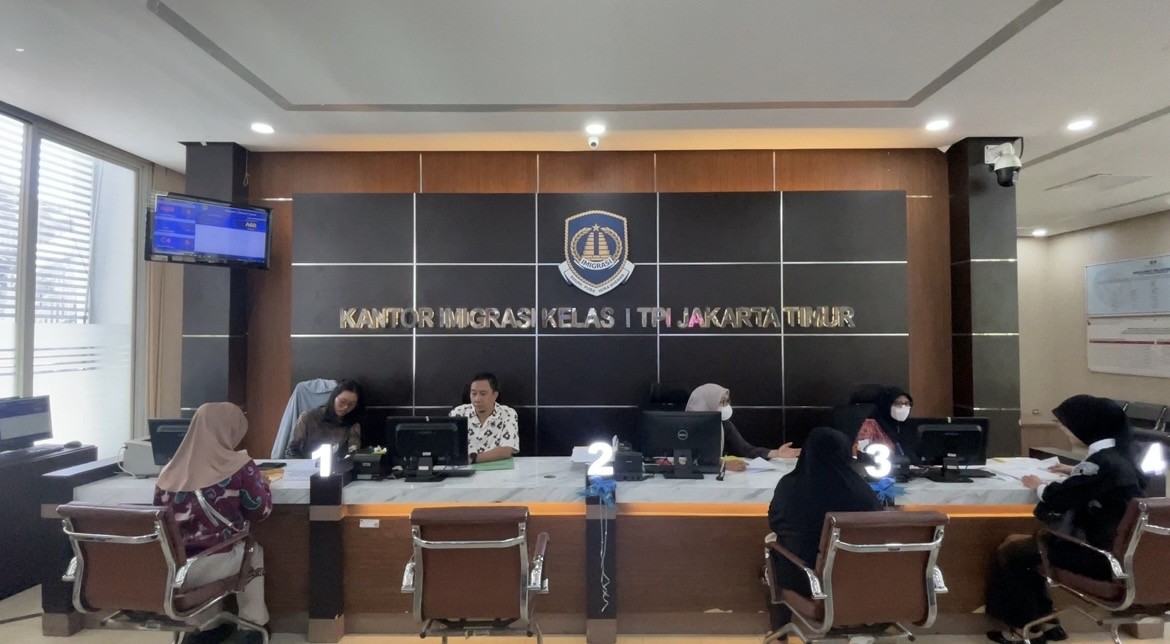 Layanan Keimigrasian Tetap Normal di Hari Pertama WFH ASN, 100 Persen Pegawai WFO. (Foto Niko Prayoga/IMG)