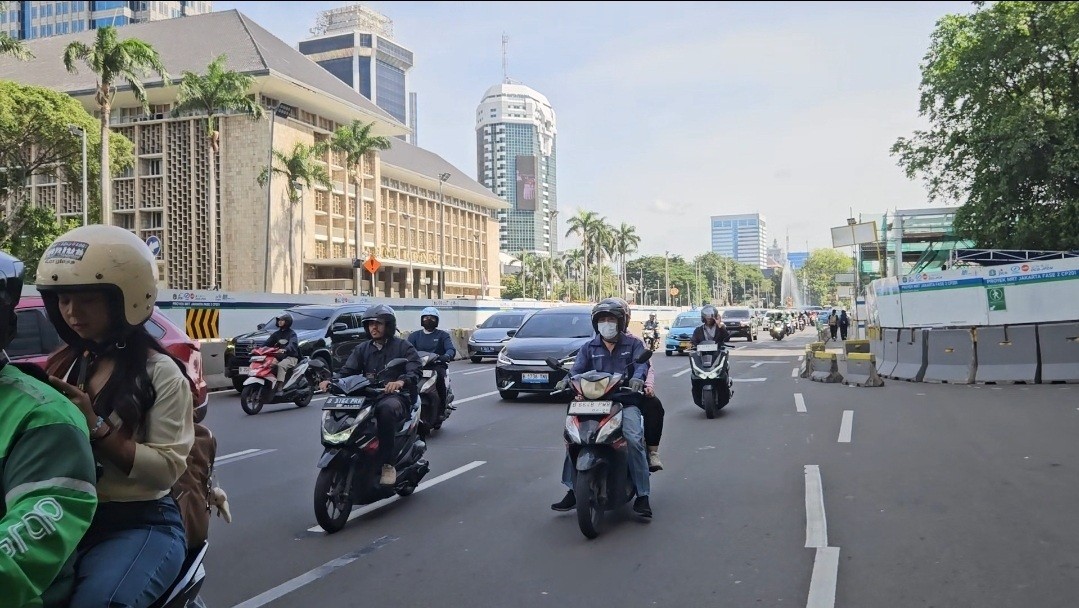 Hari Pertama WFH ASN, Lalu Lintas Bundaran HI-Thamrin Ramai Lancar Pagi Ini. (Foto Yuwantoro Winduajie/IMG)
