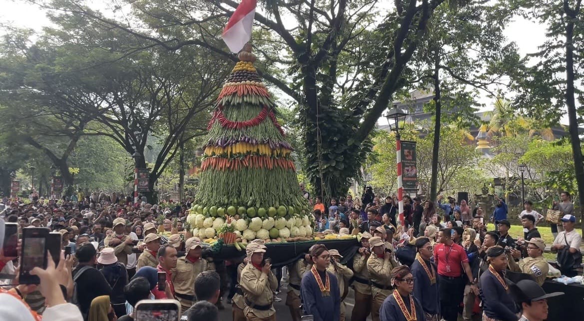 HUT Taman Mini ke-51, Pengunjung Antusias Ramaikan Arakan Gunungan Hasil Bumi. (Foto: MNC Media)