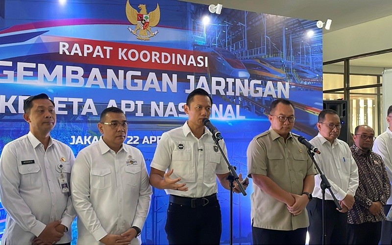 Pemerintah mendorong secara besar-besaran pembangunan jalur kereta api, termasuk reaktivasi jalur-jalur yang sudah mati. (Foto: iNews Media/Tangguh Yudha)