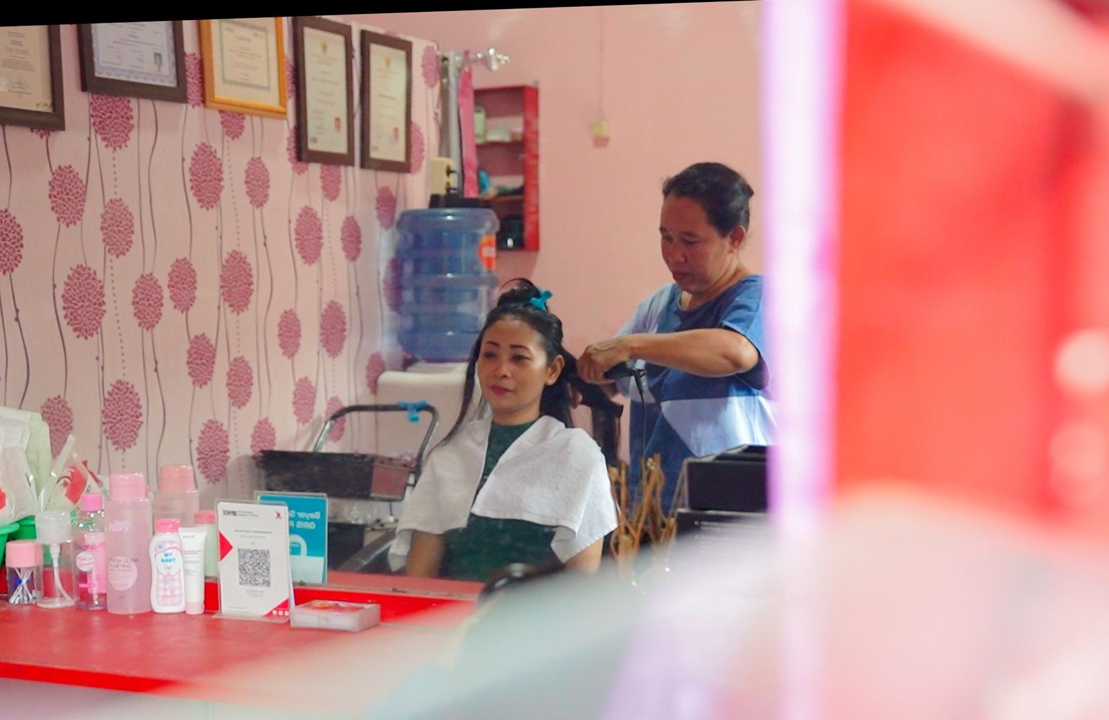 Kisah Nasabah PNM Mekaar, Ibu Anastasia: Membangun Salon Inklusif dan Gratis untuk ODGJ. (Foto: Doc PNM)