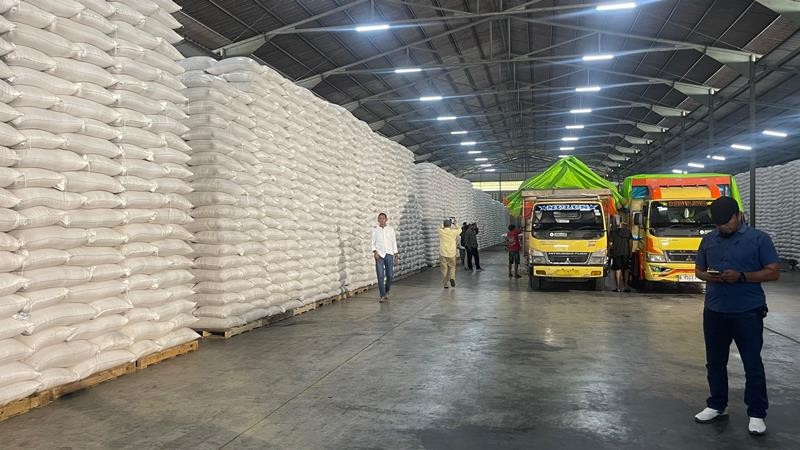 Stok Beras Capai 5,1 Juta Ton, Gudang Bulog Hampir Overload (Foto: iNews Media Group)