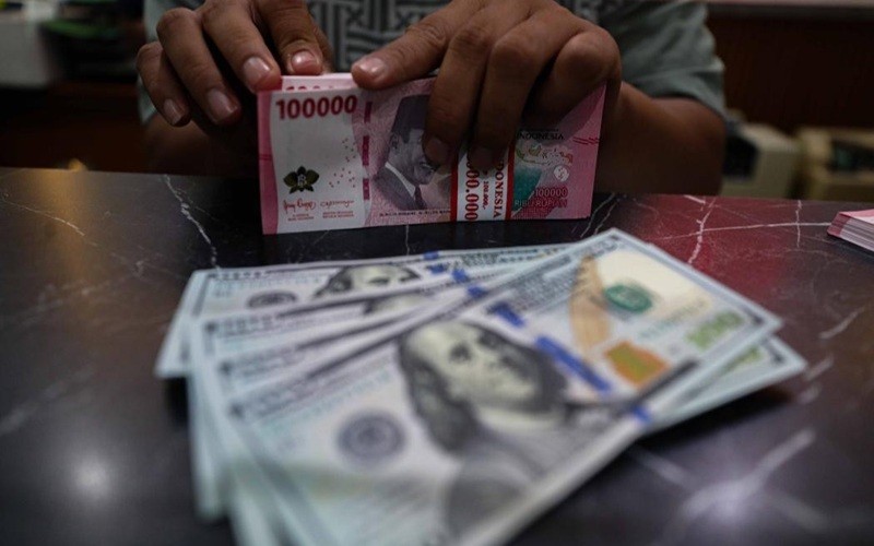 Nilai tukar rupiah ditutup menguat pada Senin (27/4/2026), naik 18 poin atau sekitar 0,10 persen ke level Rp17.211 per dolar AS. (Foto: iNews Media Group)