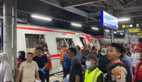 KAI Beberkan Kronologi KA Argo Bromo Tabrak KRL di Stasiun Bekasi Timur. (Foto: iNews Media Group)