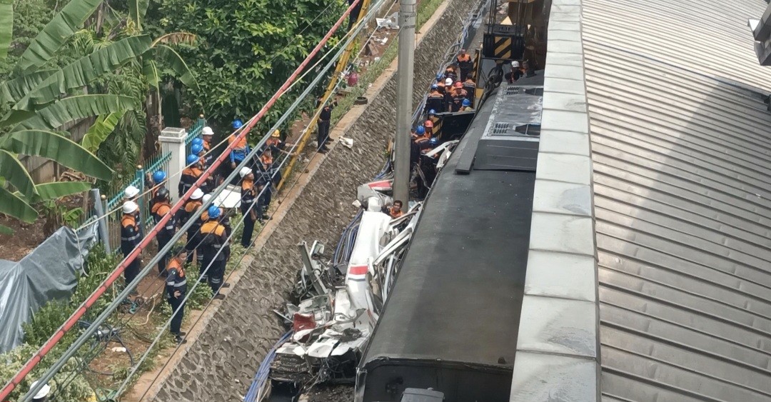 Petugas Terus Evakuasi Kereta Api yang Kecelakaan di Stasiun Bekasi Timur (FOTO:Dok Ist)