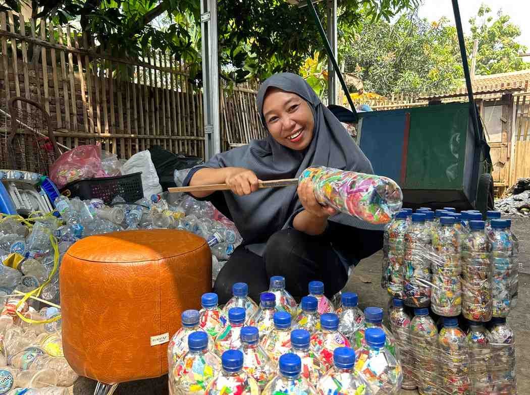 Menyulap Sampah Jadi Berkah, Kisah Ibu Amaliyah Kurangi Limbah di Kampung Masigit. (Foto: Doc PNM)