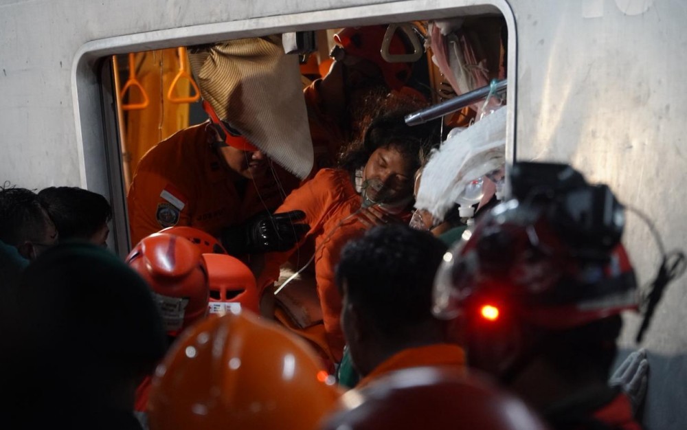 Terjebak Tujuh Jam, Satu Korban Tabrakan Kereta di Bekasi Timur Berhasil Dievakuasi (Foto: Aldhi Chandra Setiawan/iNews Media Group)