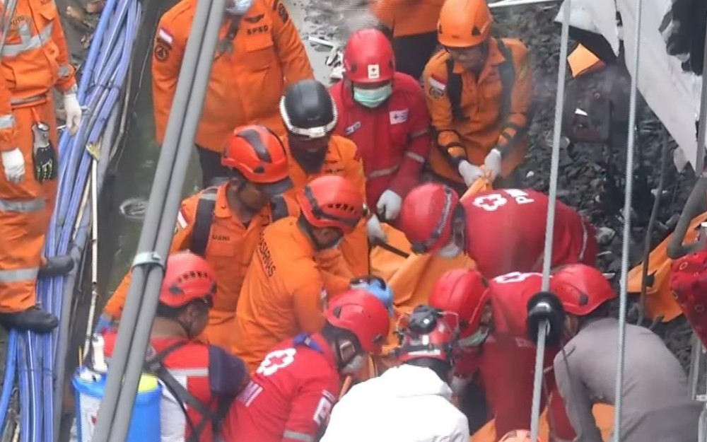 Petugas Evakuasi Empat Kantong Jenazah dari Gerbong KRL yang Ditabrak KA Argo Bromo