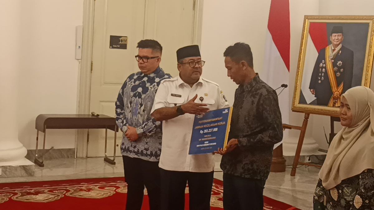 Taspen Serahkan Rp283 Juta ke Ahli Waris Korban Meninggal Akibat Kecelakaan KRL-Argo Bromo. (Foto: iNews Media Group)