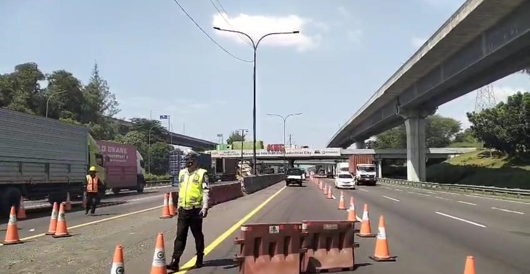 Contraflow di Tol Japek Diperpanjang, Arah Cikampek Mulai dari KM 47 Sampai KM 65. (Foto: Inews Media Group)