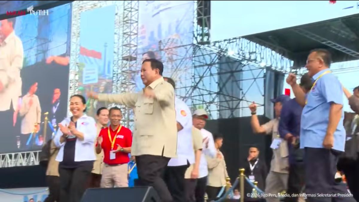 Momen Prabowo Joget Bersama Buruh saat Tipe-X Bawakan Lagu “Kamu Nggak Sendiri”. (Foto: Anggie/iNews Media Group)