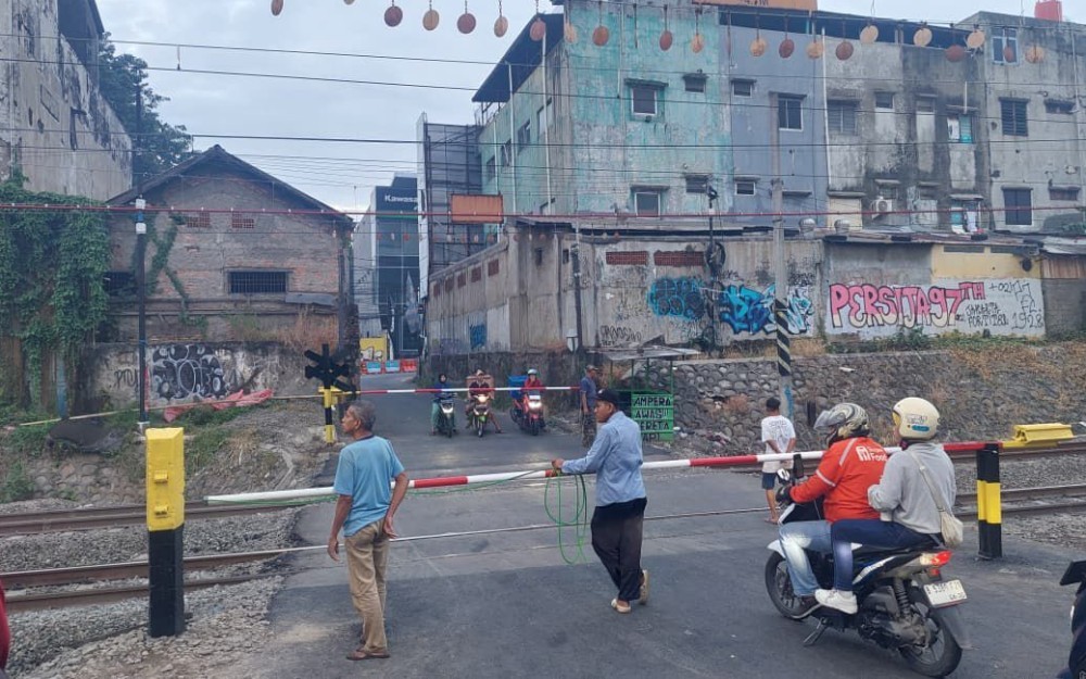 KAI Pasang Palang Pintu Sementara di Perlintasan Ampera Bekasi Timur