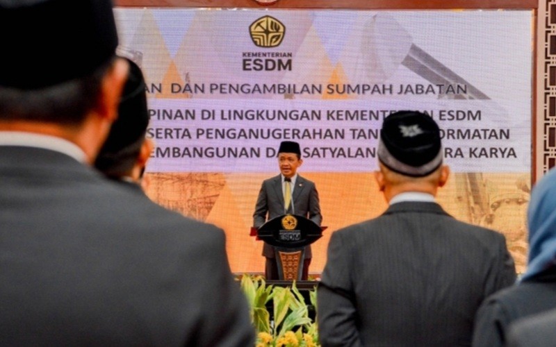 Menteri Energi dan Sumber Daya Mineral (ESDM), Bahlil Lahadalia melantik 19 pejabat eselon II di Kementerian ESDM. (Foto: iNews Media/Iqbal Dwi Purnama)