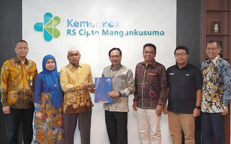 TASPEN telah merealisasikan pembayaran manfaat kepada Samiyadi Siswo Wardono, suami sekaligus ahli waris Almarhumah Faridah Utami. (Foto: Ist)