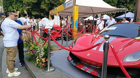 Barang Lelang Kejagung Mulai dari Ferrari, Harley, hingga Lukisan Emas Mejeng di CFD. (Foto Nur Khabibi/IMG)