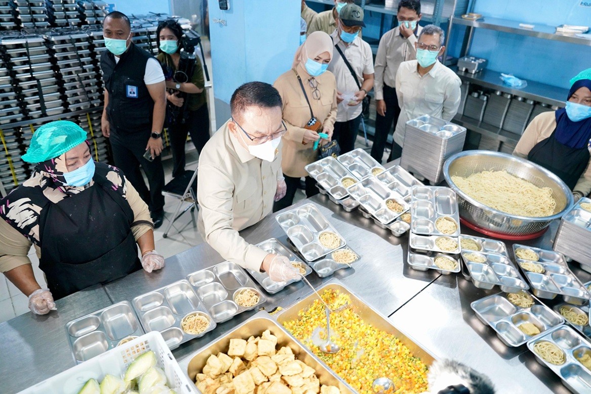 KSP Dudung Sidak SPPG di Jakbar, Ingatkan Dapur MBG Tak Higienis Bakal Di-suspend. (Foto Istimewa)
