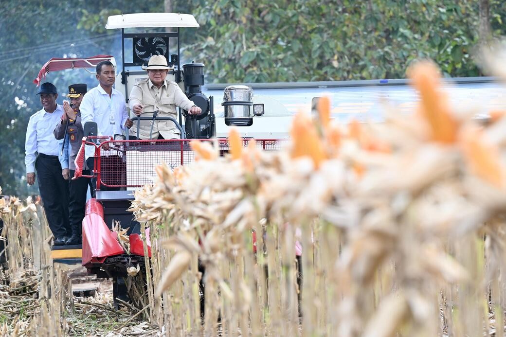 Hadiri Panen Raya Jagung Serentak, Prabowo Kendarai Traktor Corn Harvester. (Foto: Sekretariat Kabinet)